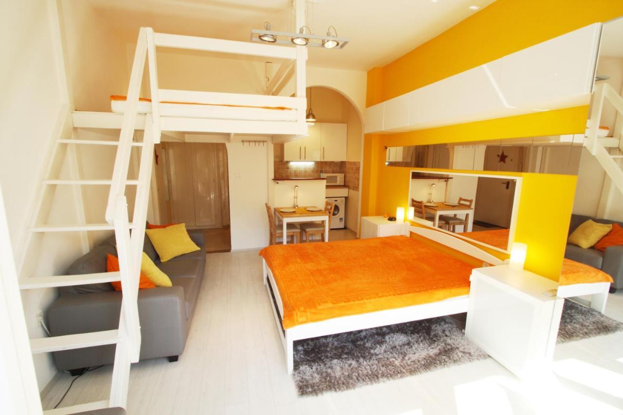 Sunny Studio With Balcony In Party District Budapest Exterior foto