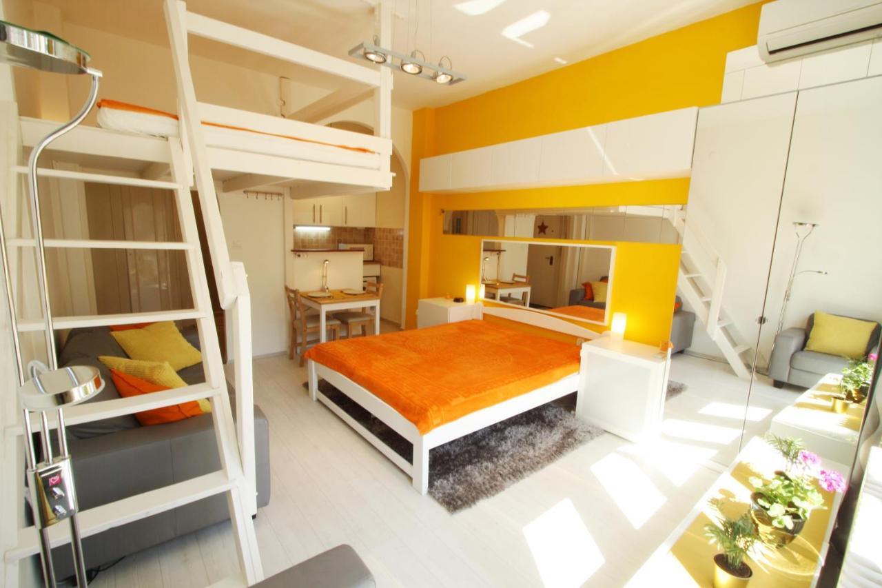 Sunny Studio With Balcony In Party District Budapest Exterior foto