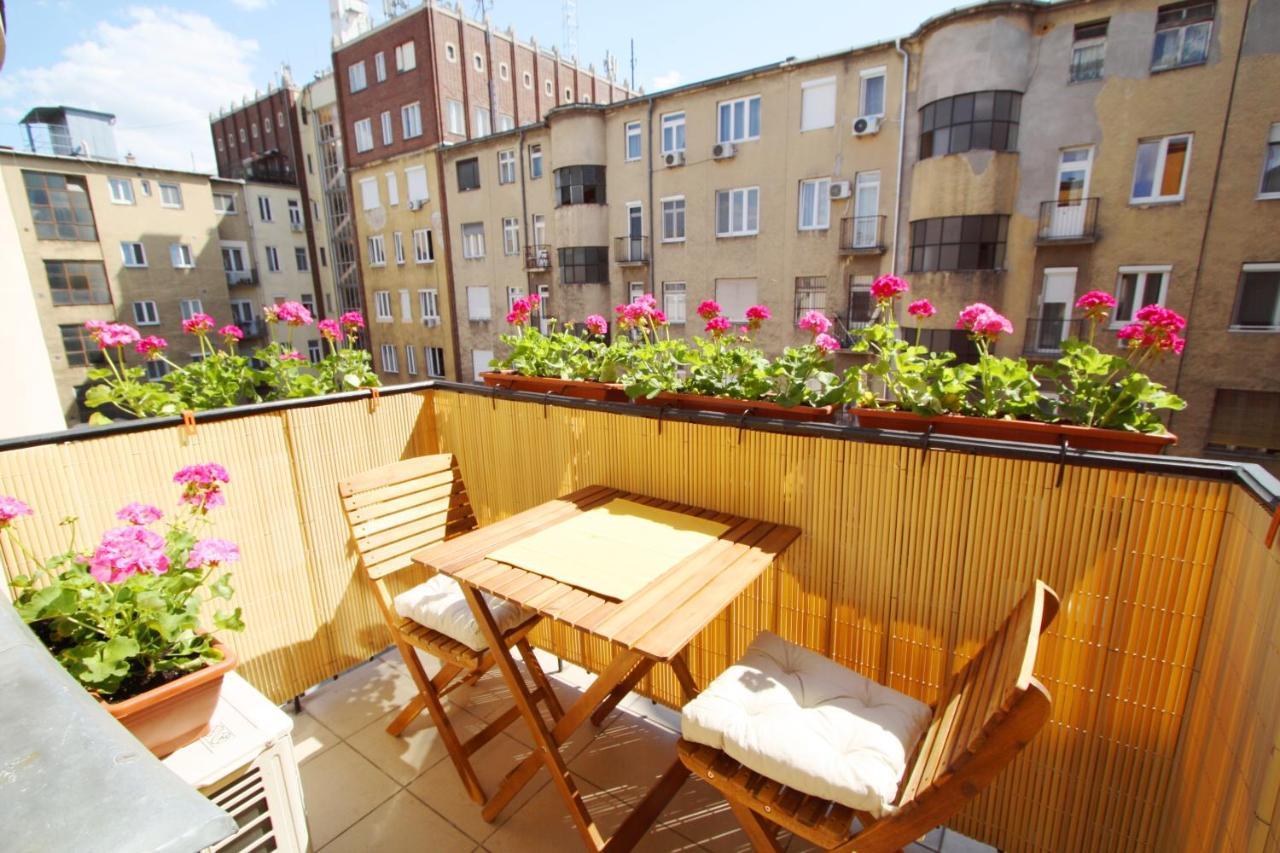 Sunny Studio With Balcony In Party District Budapest Exterior foto