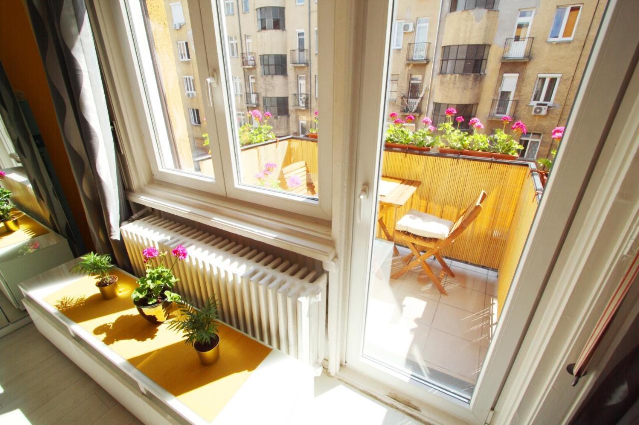 Sunny Studio With Balcony In Party District Budapest Exterior foto