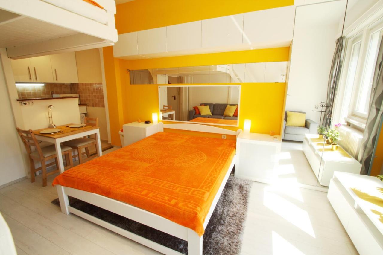 Sunny Studio With Balcony In Party District Budapest Exterior foto
