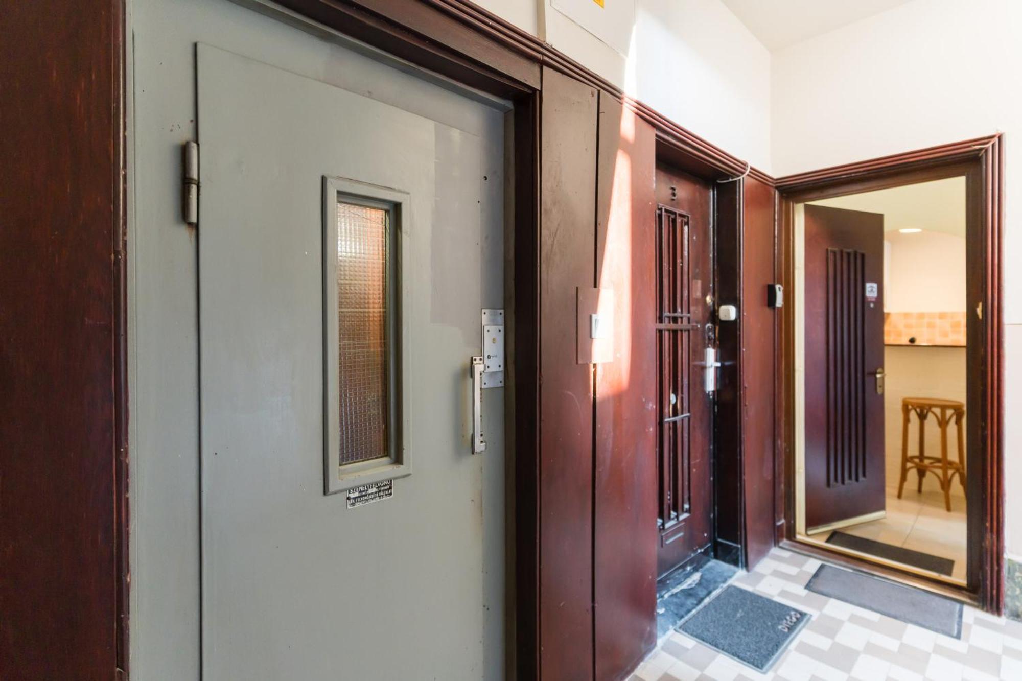 Sunny Studio With Balcony In Party District Budapest Exterior foto