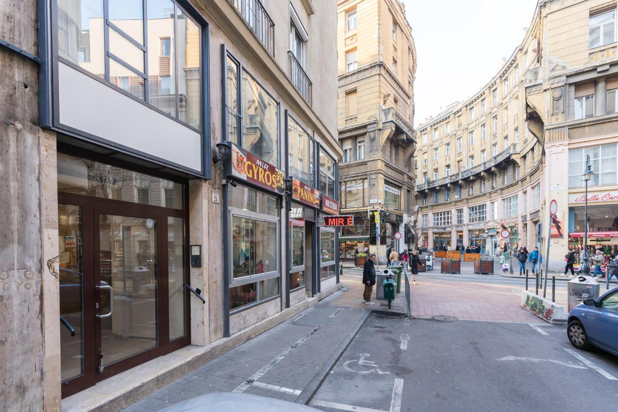 Sunny Studio With Balcony In Party District Budapest Exterior foto
